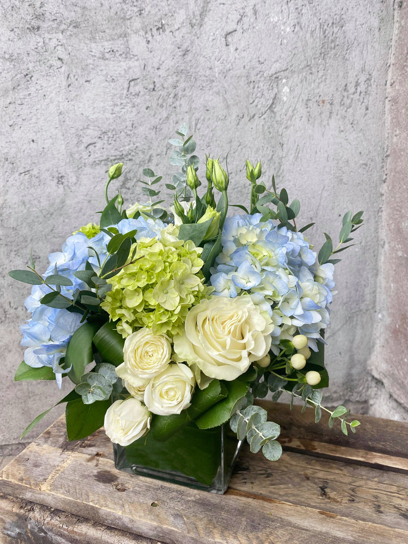 Arrrangement bleu ciel chosen and designed by professional montreal floriste
